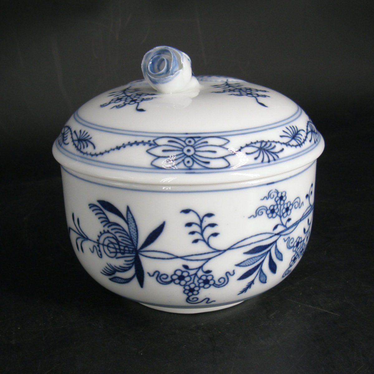 0055:: 1850s -RARE- Bohemia Meissen, covered sugar, blue onion pattern: 4¼” in diameter
