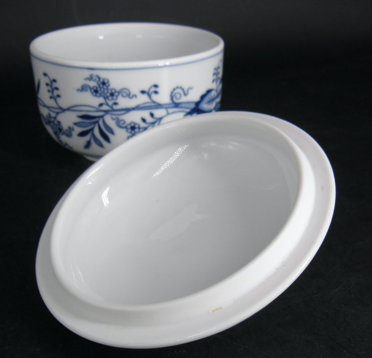 0055:: 1850s -RARE- Bohemia Meissen, covered sugar, blue onion pattern: 4¼” in diameter - Image 5
