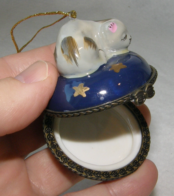 2725:: Christmas Ornament: Spotted White Sleeping Cat in Basket Blue  Locket: 2 - Mark C. Grove